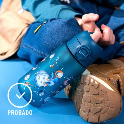 Artículo de EL PAÍS Escaparate que compara la mejor botella de agua para niños del mercado.