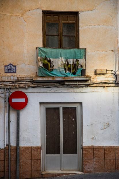 Una bandera de Andalucía en un balcón de una calle de Loja (Granada).