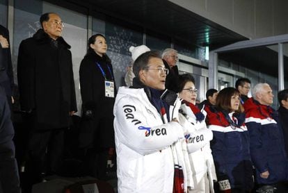 Moon Jae-in (centro) y la primera dama de Corea del Sur, junto a al vicepresidente de EE UU.
