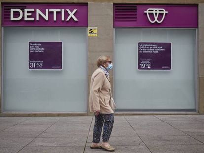 Una mujer pasea frente a una clínica de Dentix en Pamplona.