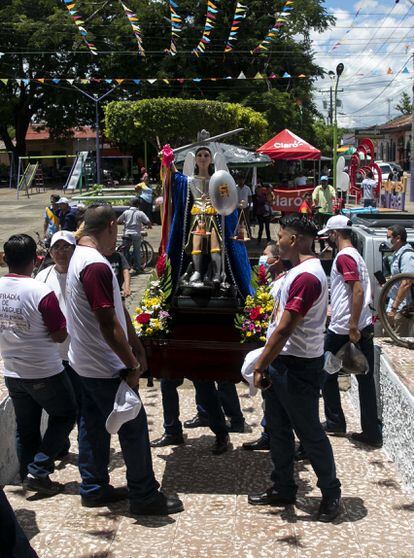 Varios feligreses presentan sus ofrendas a la imagen de san Miguel Arcángel durante la celebración de la bajada de la imagen, el 19 de septiembre de 2022, en Masaya (Nicaragua).