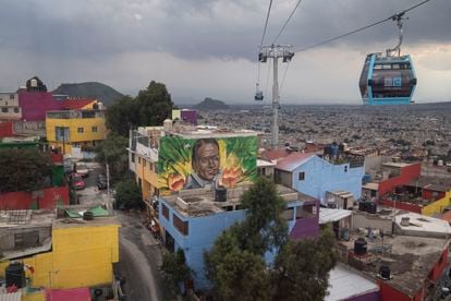 Uno de los murales visto desde el Cablebús en Iztapalapa, Ciudad de México.