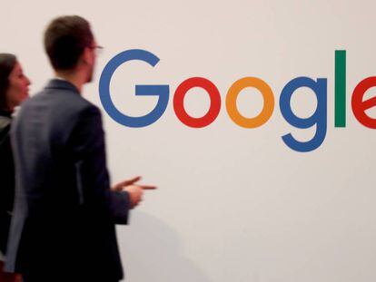 Dos personas caminan ante un logo de Google en París, el pasado mayo.