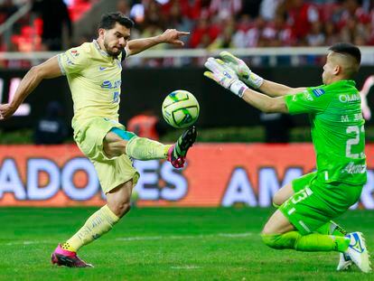 Henry Martín (izquierda) y Miguel Jiménez, durante un partido entre América y Chivas, el pasado 18 de marzo, en Zapopan.