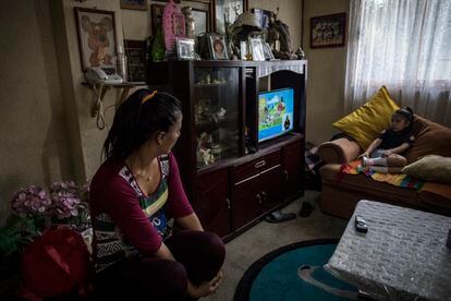 Una mujer supervisa las clases en televisión de su hija, en Ciudad de México.