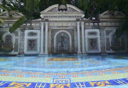 Mosaico en una piscina con oro de 24 kilates en la antigua mansión de Gianni Versace en Miami Beach