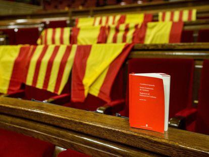 Aspecto de los escaños del PPC, con banderas de España y de Cataluña y un ejemplar con la Constitución Española , el Estatuto de Cataluña y el Reglamento del Parlment, tras aprobarse en el pleno del Parlament, la declaración de independencia.