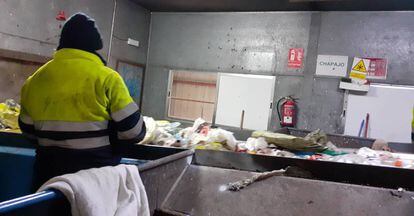 Un operario de la planta de separación de residuos plásticos de Colmenar Viejo (Madrid), en la primera cabina de triaje del material. 