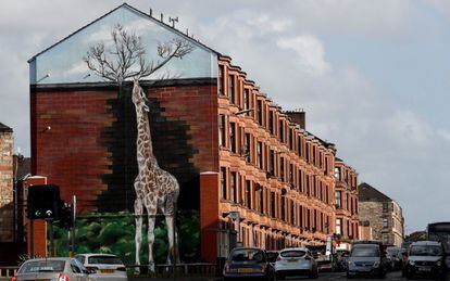 Mural de una jirafa sobre un edificio del barrio de Shettleston Road de Glasgow (Escocia).