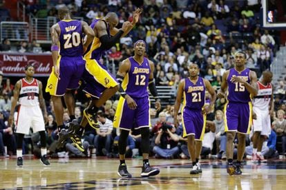 Meeks y Bryant celebran la victoria de los Lakers sobre los Wizards ante sus compañeros.