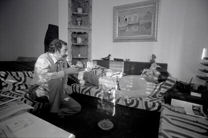 González y Feo charlan y fuman sendos puros tras la comida.