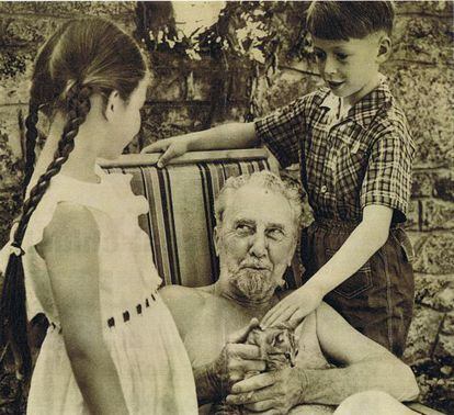 Ezra Pound junto a sus nietos Patrizia y Walter Siegfried.