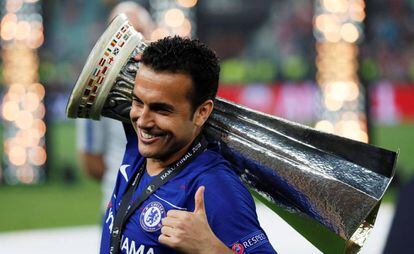 Pedro, con la copa de la Europa League.