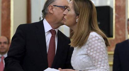 El ministro de Hacienda, Cristóbal Montoro, entregado a la presidenta del Congreso, Ana Pastor, el proyecto de Presupuestos Generales del Estado para 2017