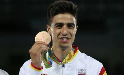Joel Gonzalez con la medalla de bronce.