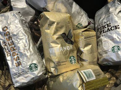 Paquetes de caf&eacute; de la marca Starbucks.