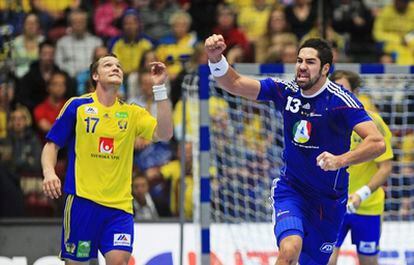 El jugador francés Karabatic celebra un gol ante Suecia