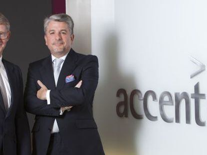 Juan Pedro Moreno (derecha), nuevo consejero delegado de Accenture, junto al actual presidente, Vicente Moreno.
