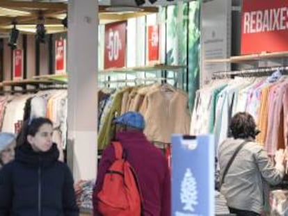 Consumidores en un comercio textil, en Barcelona.