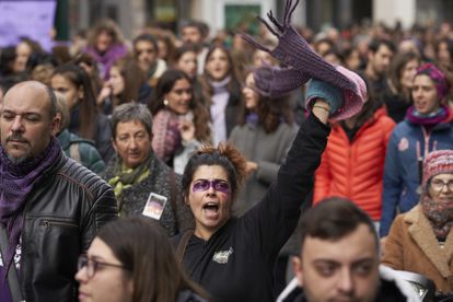 Una mujer con un antifaz violeta participa este sábado en la manifestación contra la violencia machista por las calles de Vitoria (Álava).
