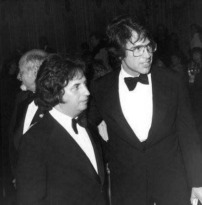 El director Michael Cimino y el actor Warren Beatty, durante una cena en el hotel Beverly Hilton de Beverly Hills en 1979.