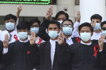 Protesta de los graduados de la Facultad de Derecho en la Universidad de Yadanabon, en Mandalay, la segunda ciudad de Myanmar.