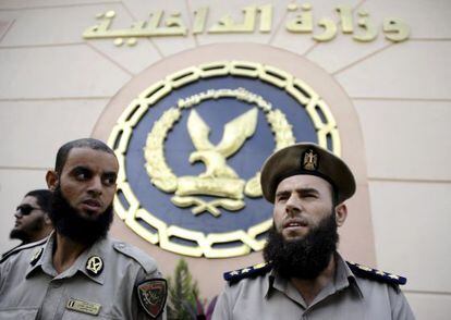 Policías suspendidos por llevar barba como islamistas protestan en El Cairo.
