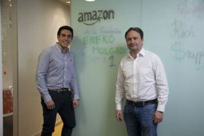 El estudiante Eneko Holgado junto a Fran&ccedil;ois Nuyts, director general de Amazon en Espa&ntilde;a