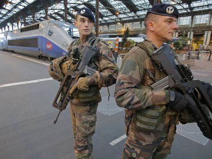 Soldados vigilan una estaci&oacute;n de trenes en Par&iacute;s, el pasado viernes.