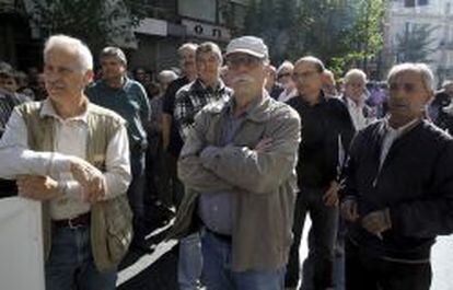 Decenas de pensionistas participan en una manifestaci&oacute;n frente al Ministerio de Sanidad ene Atenas (Grecia) para protestar contra los recortes de sus pensiones.