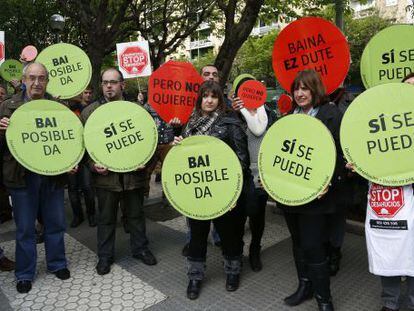 Stop Desahucios en un escrache en Gipuzkoa