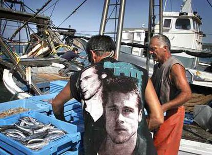 Pescadores descargando pescado en el puerto de Dénia, en una imagen de archivo.