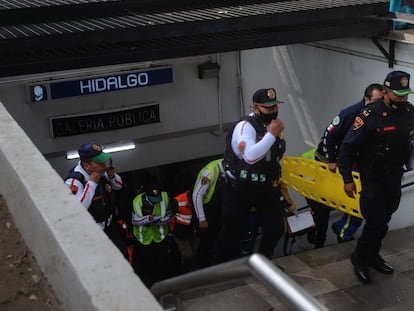 Elementos de la Secretaría de Seguridad Ciudadana atienden un incidente ocurrido en el metro Hidalgo de Ciudad de México.