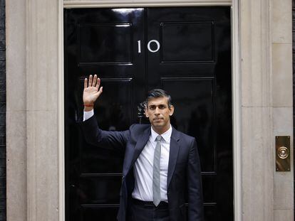 El nuevo primer ministro del Reino Unido, Rishi Sunak, saluda el 25 de octubre desde la puerta del 10 de Downing Street