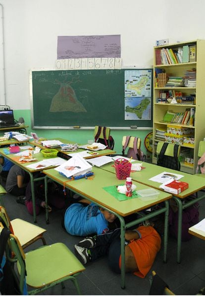 Niños de una escuela de El Hierro simulan un terremoto para ensayar las medidas de seguridad.