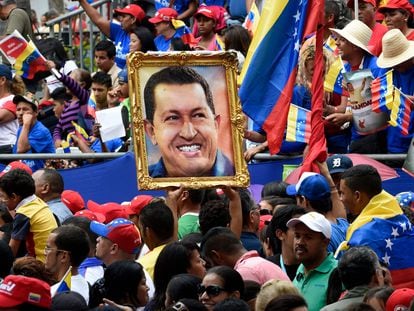 Seguidores de Hugo Chávez durante una ceremonia conmemorativa del segundo aniversario de su muerte, en Caracas el 5 de marzo de 2015.