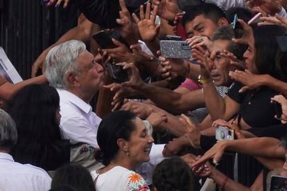 López Obrador, junto a Claudia Sheinbaum, en la marcha de este domingo.