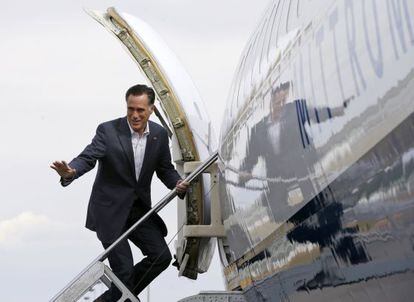 Mitt Romney sube a su avi&oacute;n de campa&ntilde;a.
