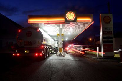 A fuel tanker is seen at a petrol and diesel filling station, Begelly, Pembrokeshire, Wales, Britain, September 28, 2021. REUTERS/Rebecca Naden     TPX IMAGES OF THE DAY