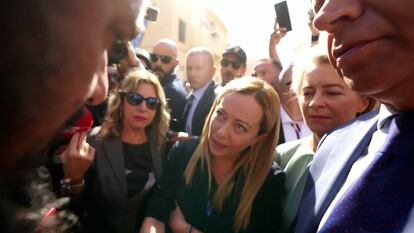 Meloni y Von der Leyen hablan con un manifestante.