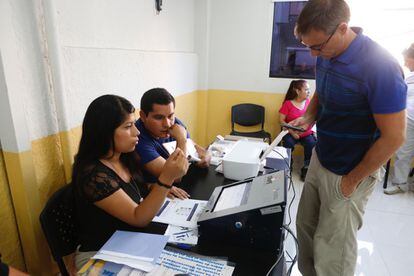 Tras el cierre del colegio Universidad Alas Peruanas en el distrito de Barranco los miembros de la mesa y personeros inician el escrutinio de votos por la vía forma electrónica