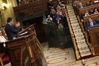 Aitor Esteban, portavoz del PNV, se dirige al candidato a la investidura Pedro Sánchez, durante la réplica. 