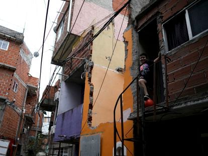 Un niño posa con su pelota en la puerta de su casa en la villa de Fraga, un asentamiento precario ubicado en la ciudad de Buenos Aires, el 6 de junio de 2020.