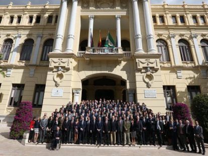 Participantes de la reunión en la puerta del Ayuntamiento de Málaga.