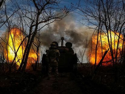 Militares ucranios disparan un obús autopropulsado hacia posiciones rusas en la provincia de Donetsk (Ucrania) este jueves.