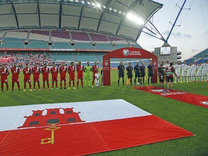  La selecci&oacute;n de f&uacute;tbol de Gibraltar (i), junto a la de Polonia, antes del inicio de su primer partido oficial, el pasado 7 de septiembre.