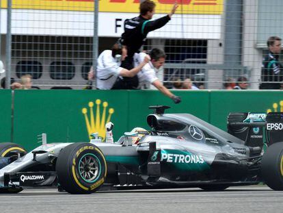 Lewis Hamilton celebra su victoria con el muro.