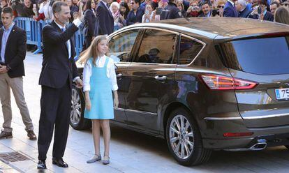 El rey Felipe VI y la infanta Sofía, este domingo a su llegada a la catedral de Palma.