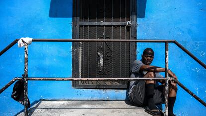 Un hombre afroamericano en las escaleras de su casa, en un barrio marginal de Miami el pasado abril.