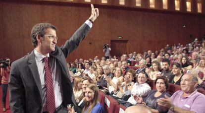 Alberto Núñez Feijóo saluda a los asistentes a un acto electoral en Tui, el martes.
